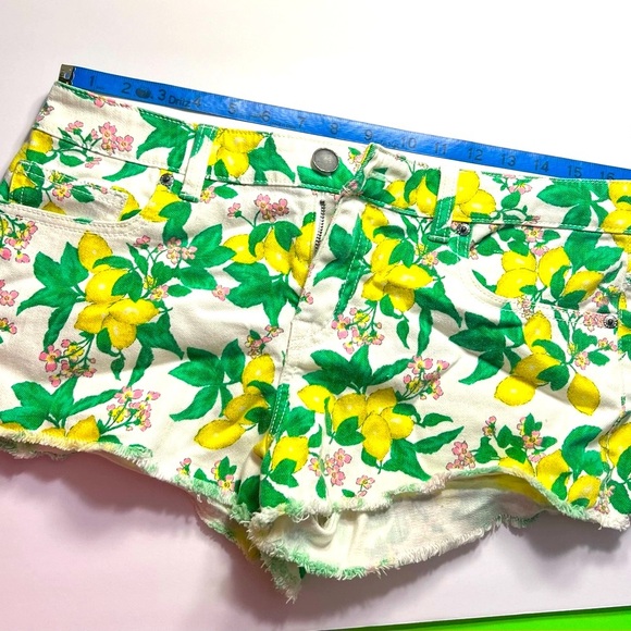EUC VICTORIAS SECRET - LEMON Floral Print Denim Shorts size 8 - Picture 12 of 15